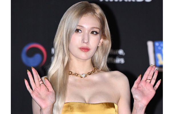 インナーまる見え…チョン・ソミ、衝撃の“全身レース”姿で視線強奪「えぇっ！」「すんごい」