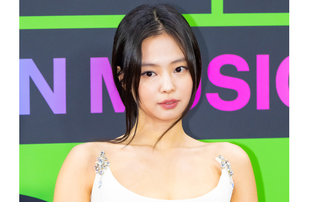 スイムウェア姿で“健康美”全開…BLACKPINK・ジェニー、圧巻スタイルに「きゃー！」「気絶する」