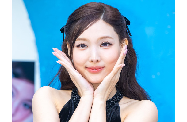 上目遣いでノックアウト…TWICE・ナヨン、チラ見え“シースルー”衣装にファン悶絶「やば！」「天使？」