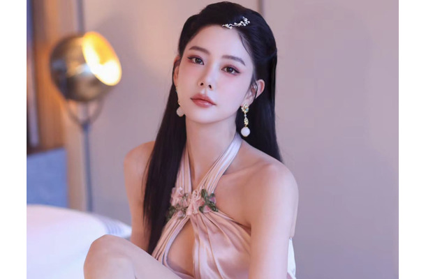 こぼれ落ちそう…“世界で最も美しい顔”2位の韓国女優、胸元オープンドレスでボリューム感あらわ