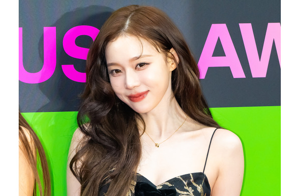 上も下も…aespa・ウィンター、真っ白な攻め衣装で健康美を披露！強烈な雰囲気に「落ち着け」