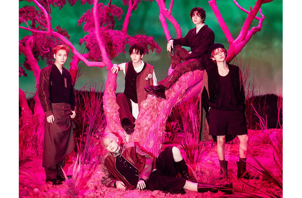 TOMORROW X TOGETHER、非現実的な森で“幻想的ビジュアル”…新AL最後のコンセプトフォト公開