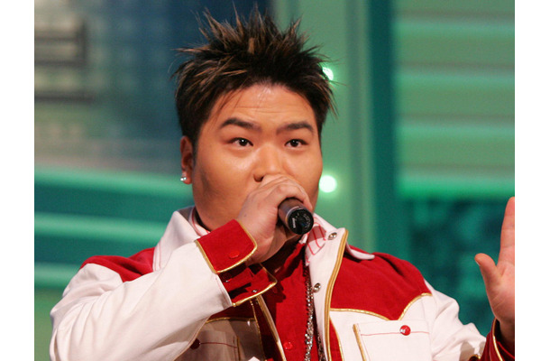 過去にはAI復元も…急性心筋梗塞でこの世を去った韓国男女混成グループのリーダー、17周忌