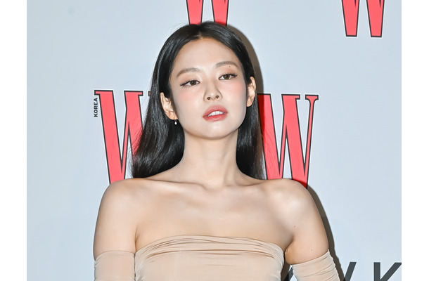 砂時計ウエストがくっきりと…BLACKPINK・ジェニー、ふんわり透けトップスで艶やかに