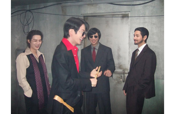 『それスノ』披露も話題！BTS、渋い変身を楽しんだ「怪しい同窓会」…『2.0』MV撮影の裏側公開