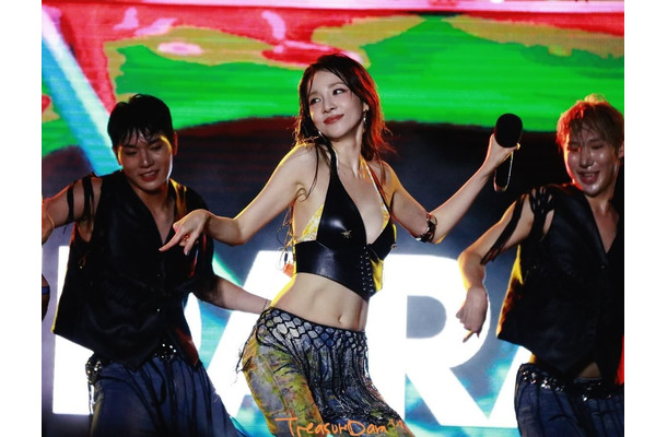 「思い切って全部脱ぐ」発言も話題に！パク・サンダラ、“紐スイムウェア”姿でバカンス楽しむ