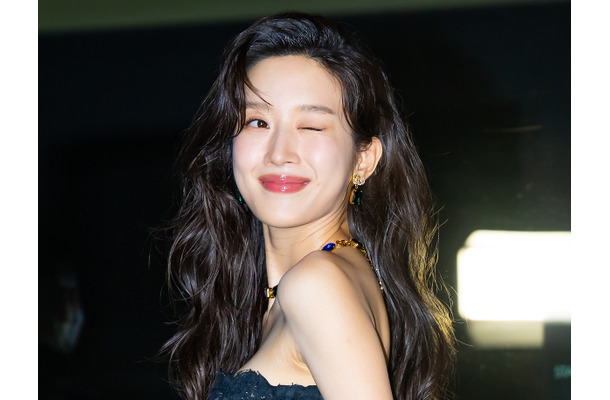 「ほぼ全部見えてる」衣装が話題になった女優ムン・ガヨン、“美デコルテ”あらわなドレス姿で春の女神に