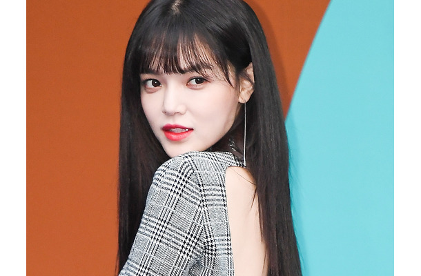 ナイトプールで開放的なスイムウェア姿…タトゥーも堂々披露、元K-POPアイドルの近況に「気絶しそう」の声