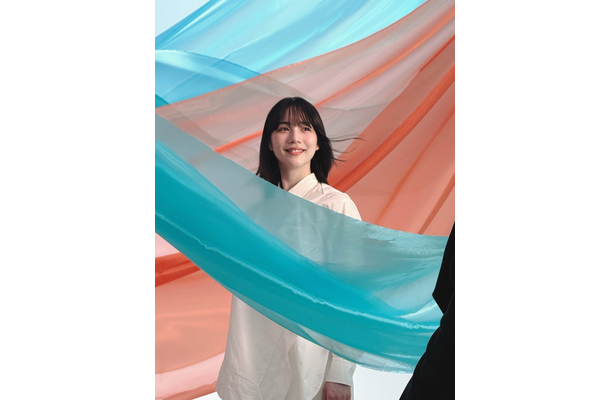 のん、白衣装で透明感際立つ幻想的なCMオフショに「抜群の可愛さ」「存在感がスゴイ」の声