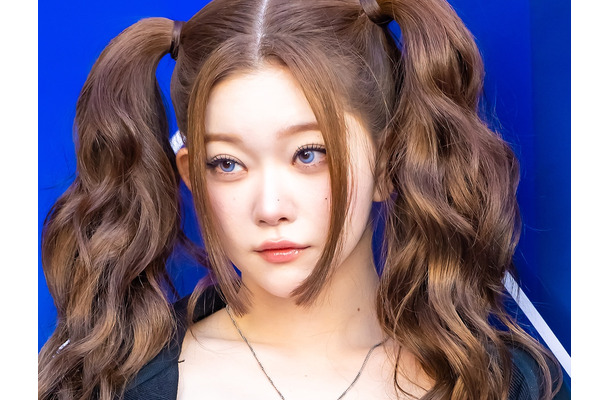 目が離せない…日本人K-POPアイドル、“ぴっちり”黒キャミ姿にドキッ「エグイです」「顔つよ」