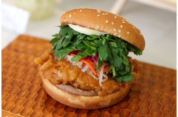 「パクチーチキンバーガー バインミー」【撮影／平木昌宏】