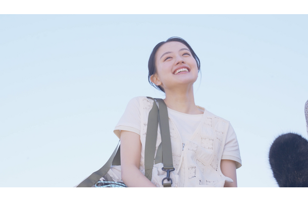 上坂樹里が「niko and ...」新CMキャラクターに就任！海辺で描く「2回目の出会い」