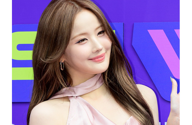 超ミニスカでインナー見せ…ベル、“短すぎ”な大胆衣装に視線集中「これは危険」「わぁぁ」