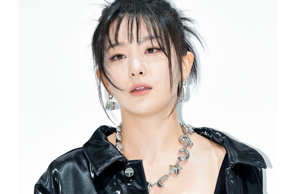 見えちゃいそう…スルギ、超ミニ丈の“危険なポーズ”にファン釘付け「なんてこと」「きゃー！」