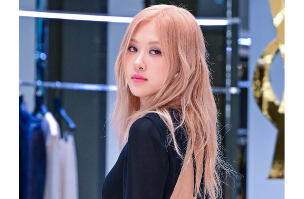 スレッスレ…BLACKPINK・ロゼ、透けた黒ミニワンピで艶やかに！寝そべり写真も