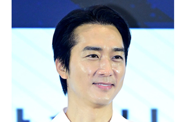 “韓流四天王第2世代”俳優ソン・スンホン、韓国アイドルの結婚式に登場「羨ましい」