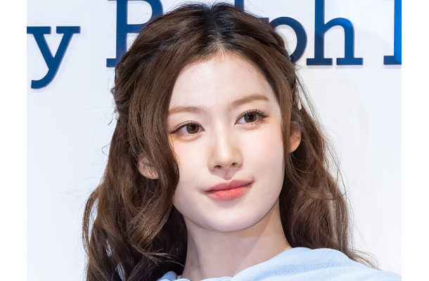 TWICE・サナ、“春の女神”のような美貌で視線をクギ付けに！爽やかルックでイベント出席