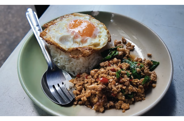 【アジア美食レポート】路地裏50バーツから和牛まで！一度は食べたいバンコク“絶品ガパオ”3選
