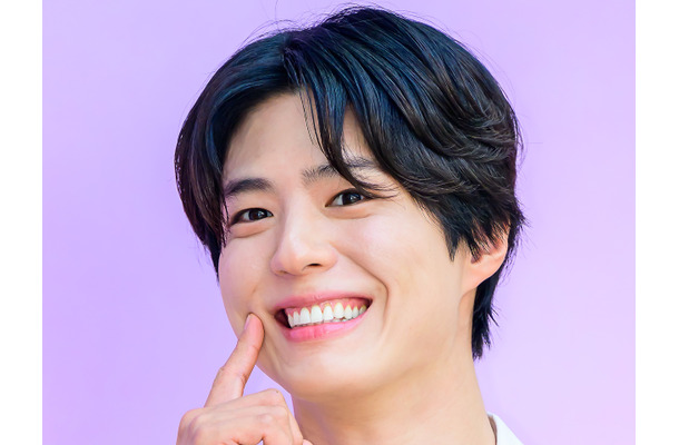 がっしりとした腕と甘いマスクのギャップが…俳優パク・ボゴムの登場で一気にイベントが華やかに