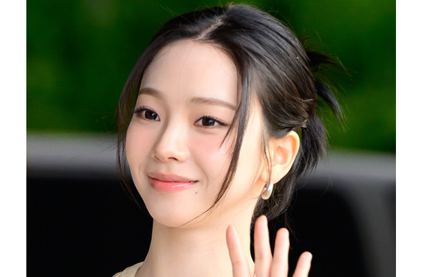 aespa・カリナ、“ピチッ”とへそ出しウェアで隠しきれないボリューム…「MLB」イベントのため上海へ