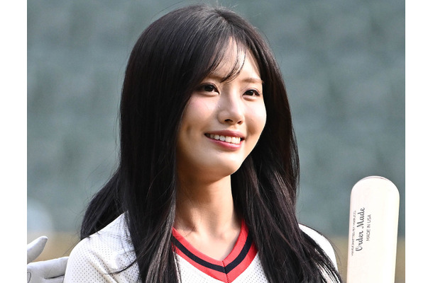 球場に舞い降りた天使…fromis_9・ジウォン、「スポーツアナウンサー体験」に挑戦【独自写真】