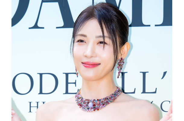 え！タトゥー？“NHK韓ドラの女王”ハ・ジウォン、色気あふれるオフショル姿に視線釘付け