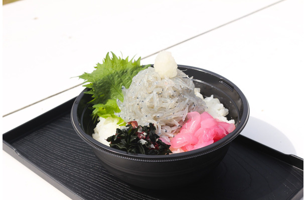 道の駅あわじ海鮮丼屋の生しらす丼