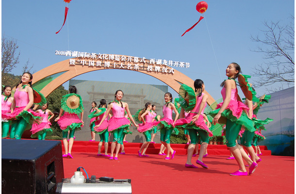 西湖国際茶文化博覧会で踊りを披露する少女たち