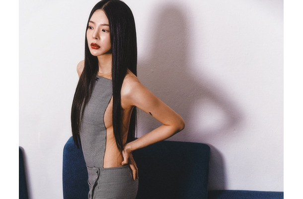 華奢ボディとのギャップが…韓国女性歌手、“胸元ぱっくり”トップスからボリューム感チラ見え