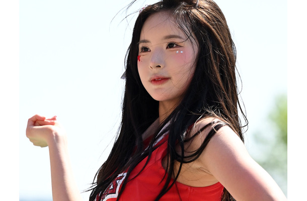 ピタッとトップスにミニスカからのぞく真っ白美脚で魅了！彗星のごとく現れた“韓国高校生チア”