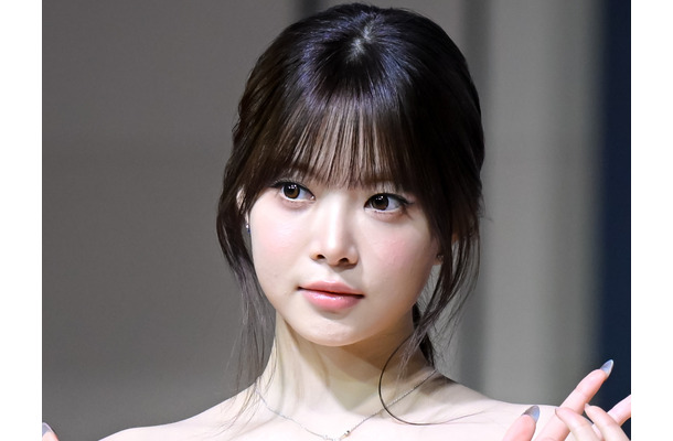 腰までざっくりと…LE SSERAFIM・ウンチェ、透け透けコルセットから“美くびれ”あらわ「眼福です」