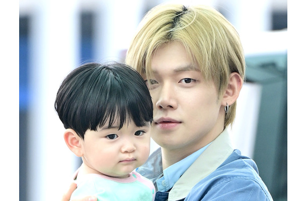 TXT・ヨンジュン、赤ちゃんを抱えて空港に登場！お父さんのような姿を見せたメンバーたちも話題