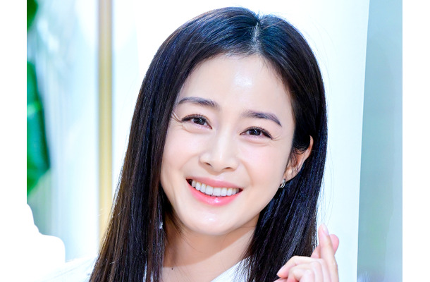 “韓国で最も美しい女優”キム・テヒ、2児の母らしい一面が話題「子供たちが好きなパンを…」