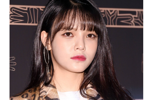 細すぎる腕に刻まれたタトゥー…韓国元アイドル、極限ダイエットのインフルエンサーを彷彿とさせる近影