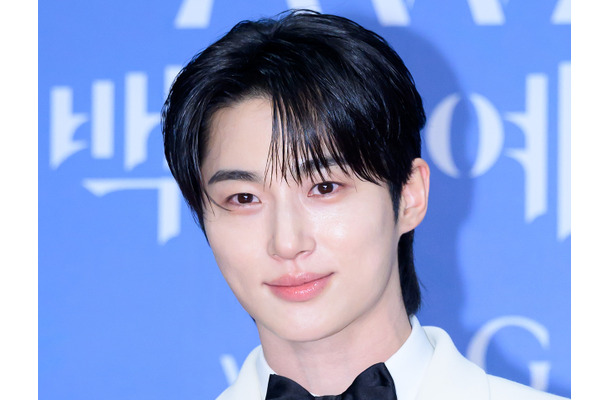 「遺伝子強すぎ」俳優ビョン・ウソク、“そっくり”な美人実姉が話題…173cm元モデルのCA