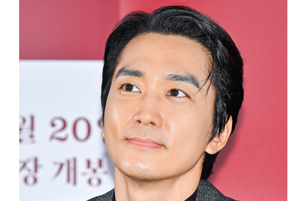 “韓流四天王第2世代”俳優ソン・スンホン、長髪姿に視線釘付け！新作で落ちぶれたスター演じる