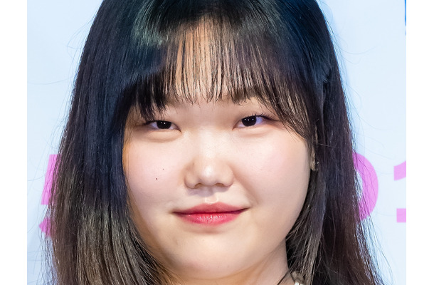 “肥満治療薬”疑惑に悔しさを吐露したことも…兄と活動中の韓国女性歌手、激ヤセビジュ改めて注目