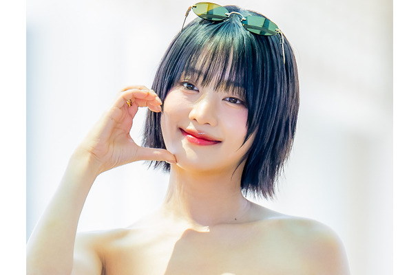 「見えちゃいそう…」サイド全開トップスで“ふくらみの始まり”大胆披露のミンニ、視線独占