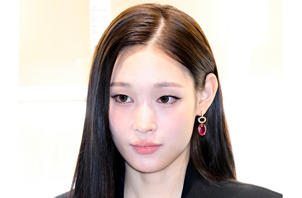 “財閥3世”のK-POPアイドル、米名門コロンビア大卒業へ…清楚なガウン姿の近況公開