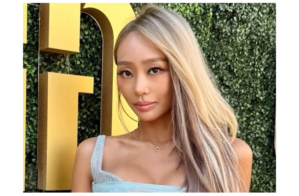 直視できない…ヒョリン、透けたスリットドレスで見せた弾力！しなやかな美しさに惚れ惚れ