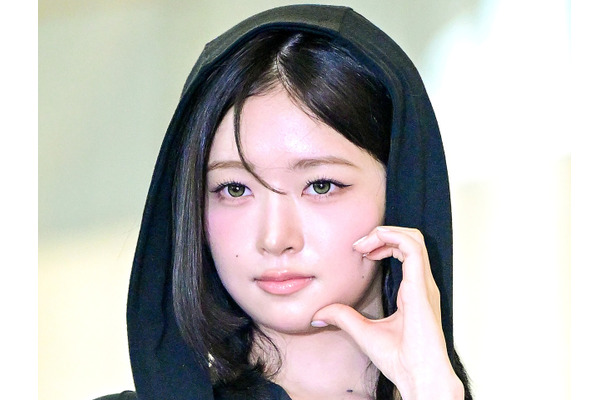 IVE・レイ、ショートパンツから“美脚”がスラリ…抜群スタイル際立つブラックコーデで日本へ出国