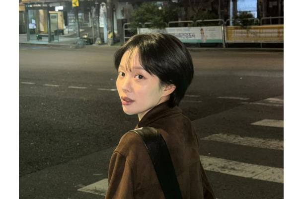 深夜の散歩で見せた“圧倒的彼女感”！韓国女優のエモさ溢れる近況ショットにファン悶絶