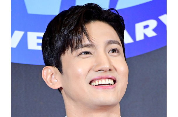 東方神起・チャンミン、日ごとに増す輝き…日本で白タキシード姿披露「かっこよすぎ」