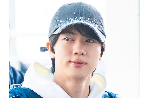 BTS・JIN、遊園地を楽しむ“自然体”ショット公開！ステージとのギャップにファン悶絶…