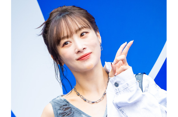 布面積どうなってるの!?KARA・ニコル、大胆肌見せで爽やかに弾ける「本当に伝説」