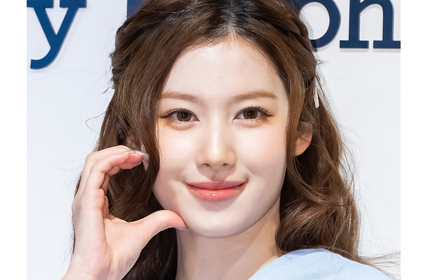 TWICE・サナ、人気アイドルとの“デート”を自慢！密着2ショットに反響殺到「すごい」「かわちい」