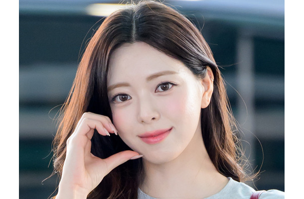 ミニスカ×ニーハイの破壊力…ユナ、制服から覗く“絶対領域”にクギ付け「反則です」
