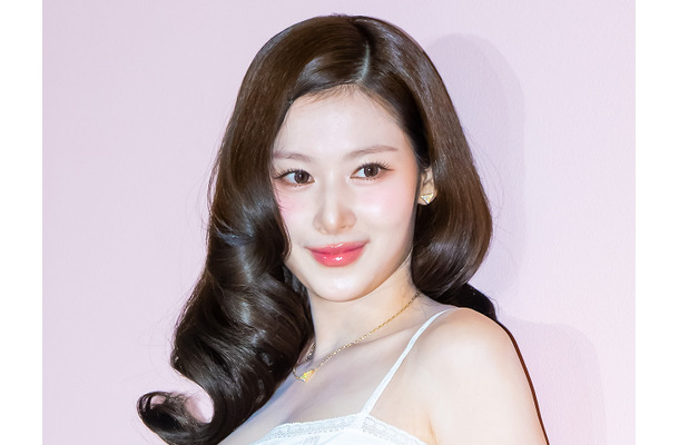 ずり落ちそう…TWICE・サナ、“胸元ざっくり”トップスから溢れるボリューム感「やっばい」