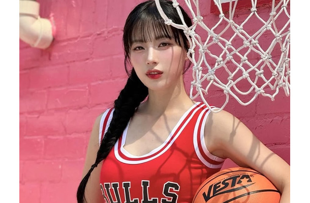 深めVネックから覗く美Body、前かがみも…大谷翔平の試合にも登場した韓国人気チアの悶絶ショット
