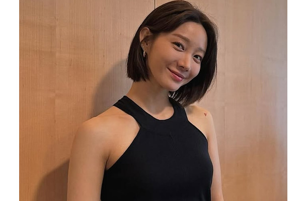 ボンキュッボン肉体美！双子育てるシンママ韓国女優、魅惑のスイムウェア姿でプールサイドに降臨